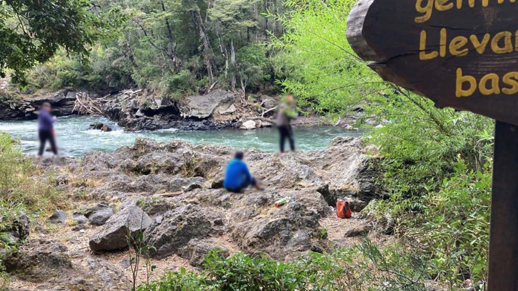 Denuncian la pesca furtiva de salmones con arpones en el río